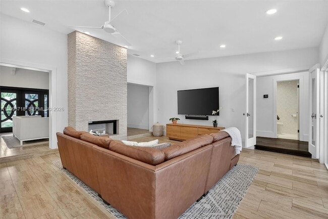 Building Photo - 3258 Riviera Dr