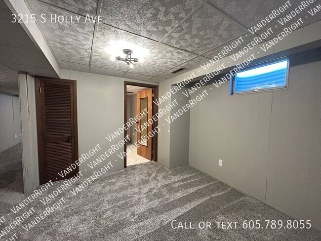 Building Photo - Updated 3 Bedroom 2 Bathroom!