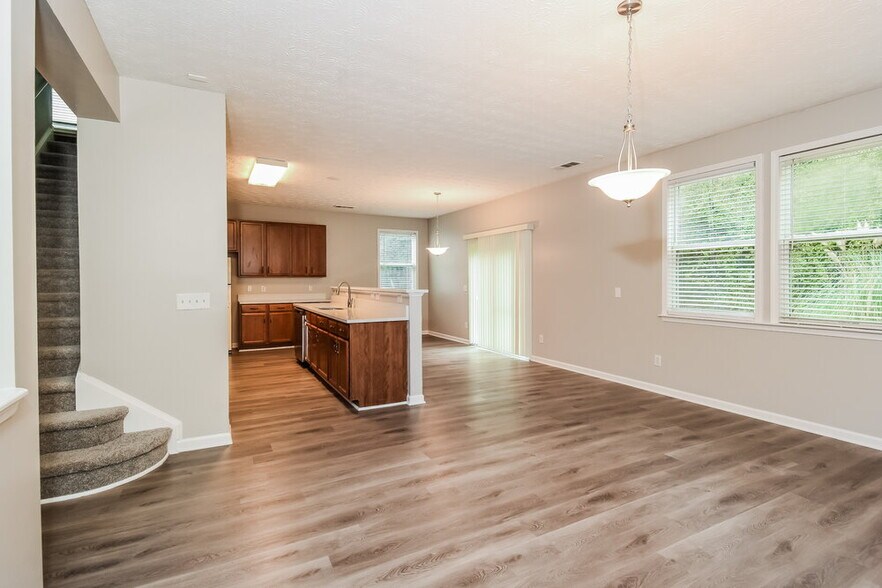 Building Photo - 2040 Valley Creek Dr