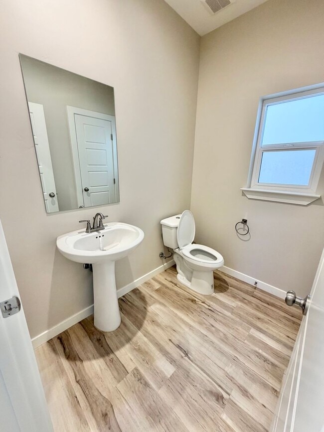 Building Photo - Beautiful 3 Bedroom Home In Desert Color!