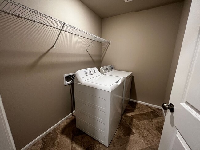 Building Photo - 4 Bed DuPont Townhome for Rent