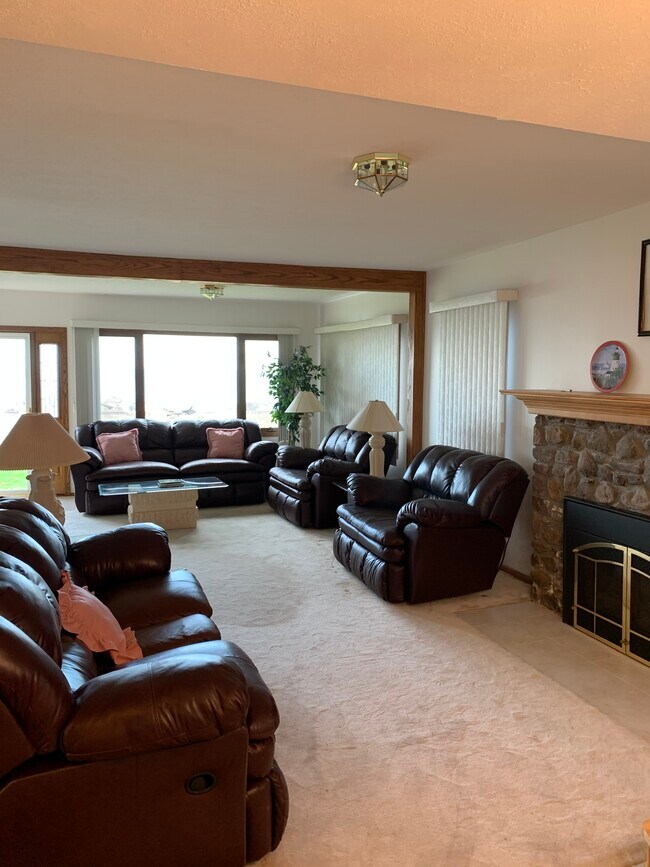 Building Photo - 6588 Shore Acres Dr