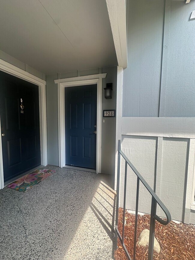 Building Photo - Bainbridge Townhouse with garage - July Rent Free