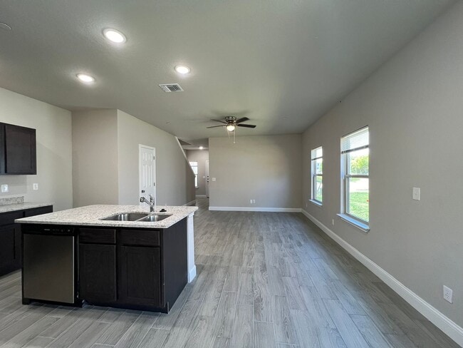 Building Photo - 3-bedroom, 2.5-bathroom townhome in Live Oak!