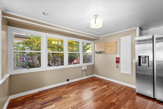 Building Photo - Meticulously UpdatedComstock Rancher!