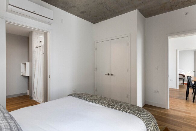 Building Photo - 853 W Blackhawk St