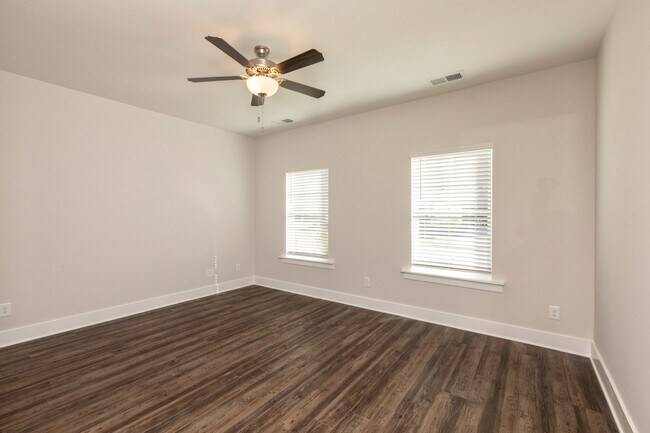 Building Photo - Spacious 3 Bedroom Home with Primary Suite on Main Level