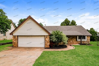 Building Photo - 6025 NW 84th Pl