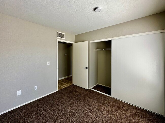 Building Photo - 8070 W Russell Rd