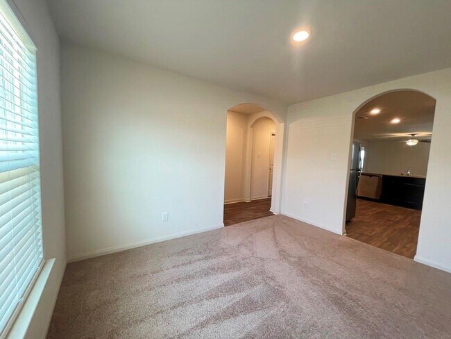 Building Photo - 305 Cres Park Dr