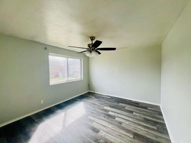 Building Photo - 5970 Glenway Dr