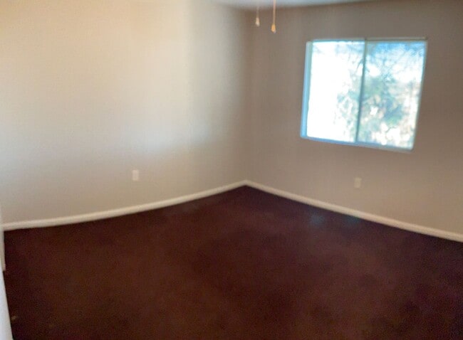 Building Photo - 2 Bedroom 1 Bath Condo with Private Deck in Hunters Chase