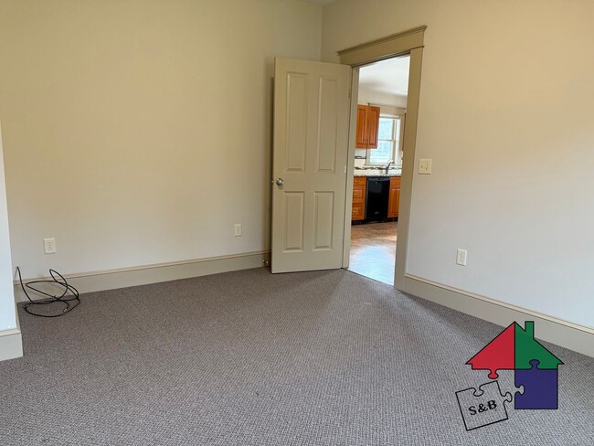 Building Photo - 14 Ayers St