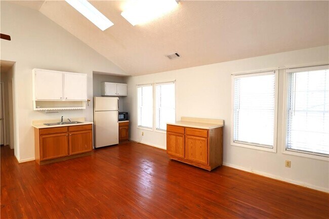 Building Photo - 217 Mountain View St