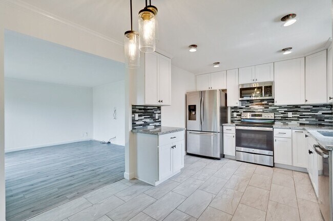 Building Photo - Rare 2 Bed 1 Bath Home with Huge Private Backyard