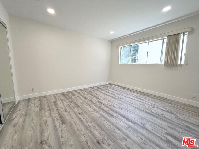 Building Photo - 439 S Oakhurst Dr