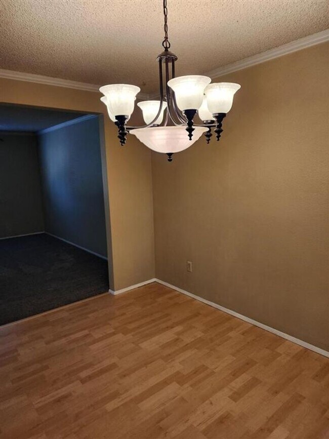 Building Photo - **PENDING APPLICATION**Beautiful 3 Bed 1.5...