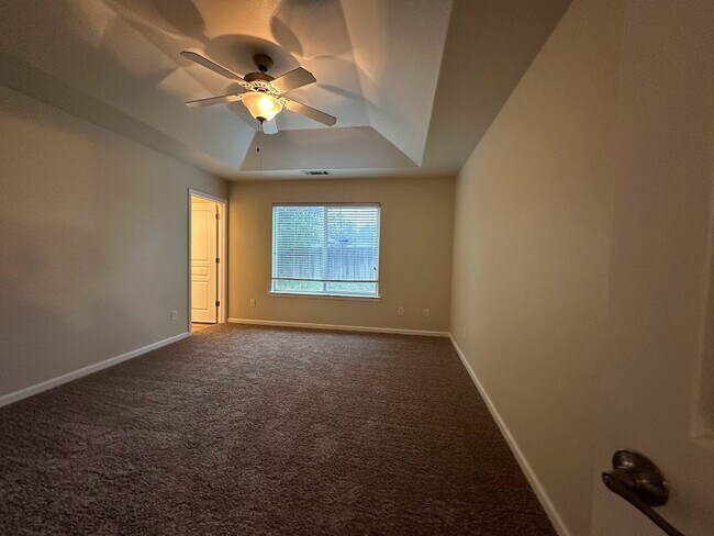 Building Photo - Well maintained home in desirable neighborhood!