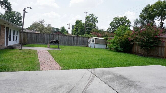 Building Photo - 902 Hidden Valley Dr