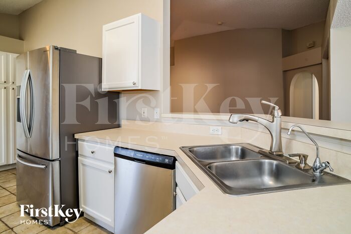 Building Photo - 110 Reeding Ridge Dr W