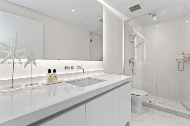 Building Photo - 19143 Fisher Island Dr