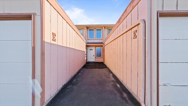 Building Photo - Charming 2-Bed, 1-Bath Condo for Lease at Ivy Club – Low Maintenance Living