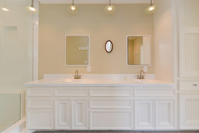 Building Photo - 1231 Creekford Cir