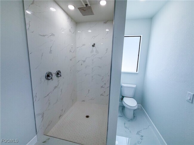 Building Photo - 1227 SE 3rd Ave