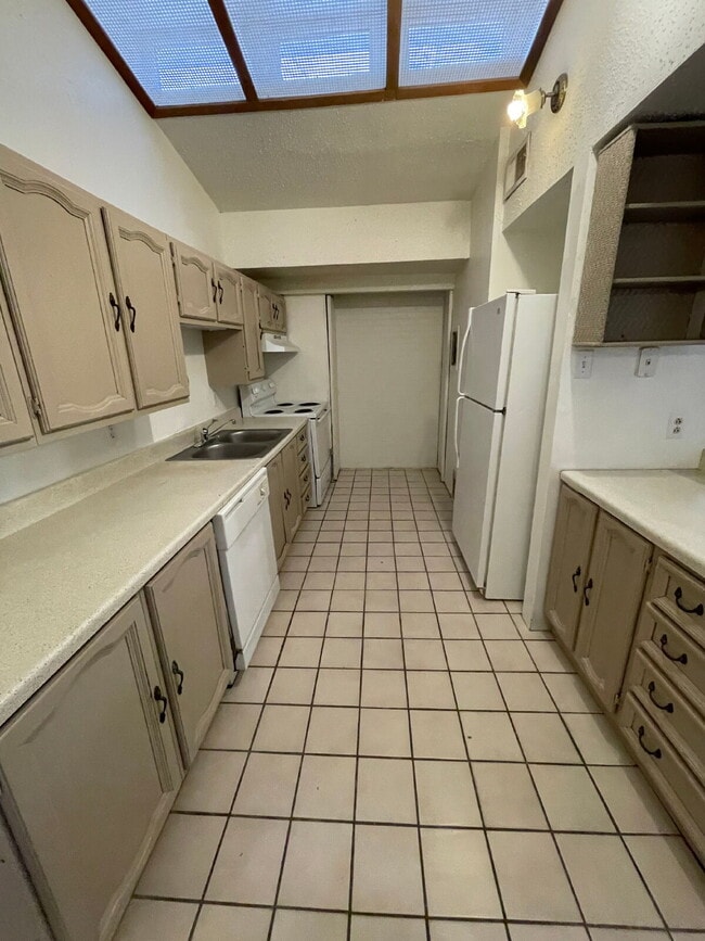 Building Photo - Beautiful House Minutes From Marsha Sharp ...