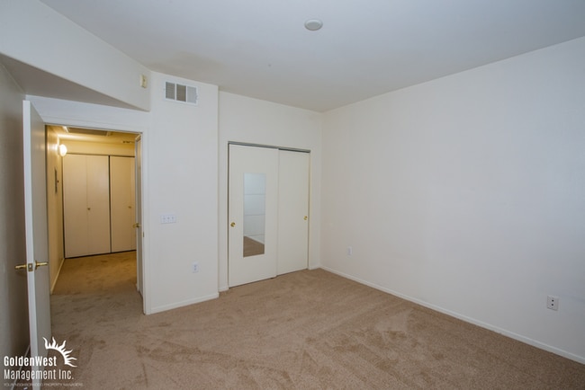 Building Photo - Lovely 1Bdm 1Ba Gated Condo in the Heart of Providence Area!