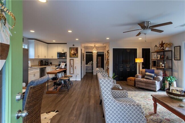 Building Photo - 7621 Maple Pl