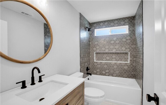 Building Photo - Newly Renovated and Ready for Movein!