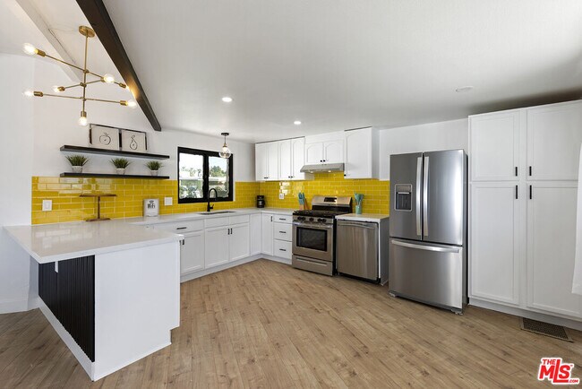 Building Photo - 44251 Russell Ln