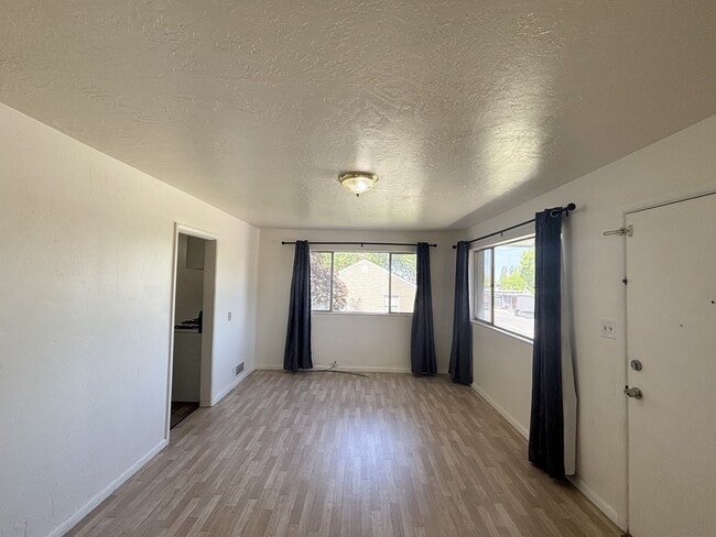 Building Photo - 80 400 S