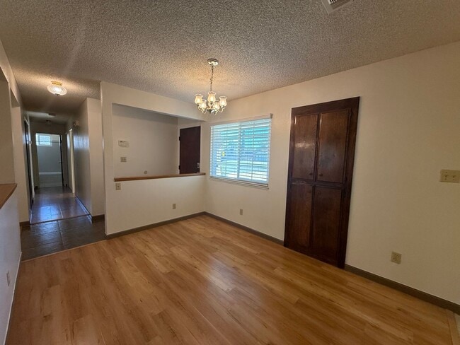 Building Photo - 3 bed 2 bath home available now!
