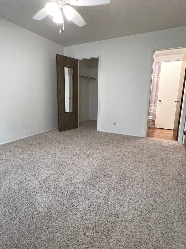 Building Photo - 225 Deerpath Ct