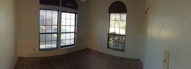 Building Photo - 904 Teakwood Ln
