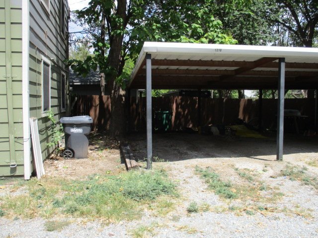 Building Photo - 1210 N Oak St