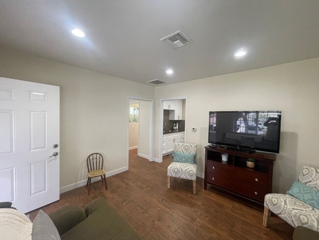 Building Photo - Beautifully Renovated 2-Bedroom Front Home...