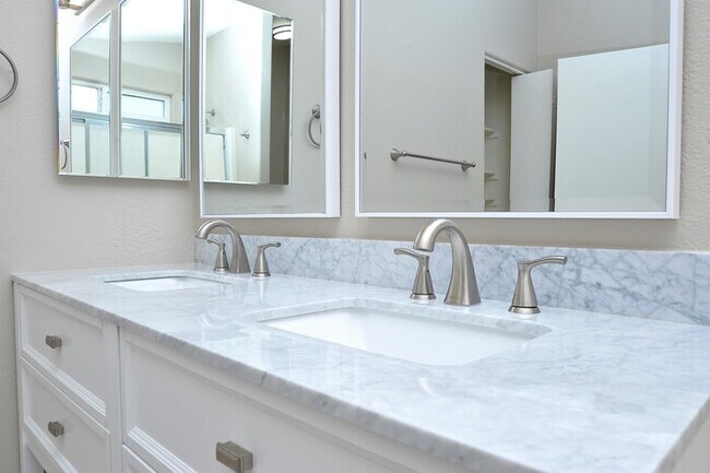 Building Photo - All tile 4 bedroom home in Oro Valley!