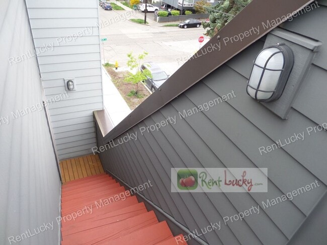 Building Photo - Stunning 4-Bedroom Newer Construction w/Huge VIEW Rooftop Deck in Fremont!!