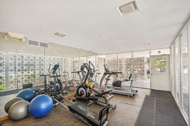 Building Photo - 3040 NE 16th Ave