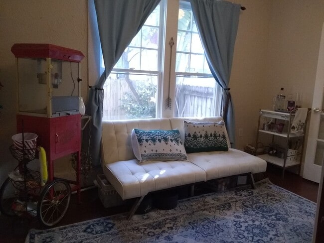 Building Photo - Great Rental Downtown