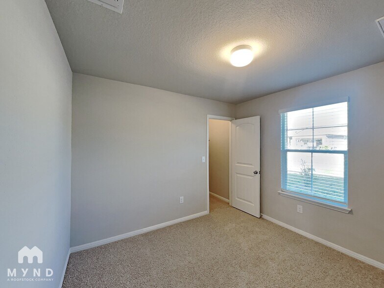 Building Photo - 10808 Seguin St
