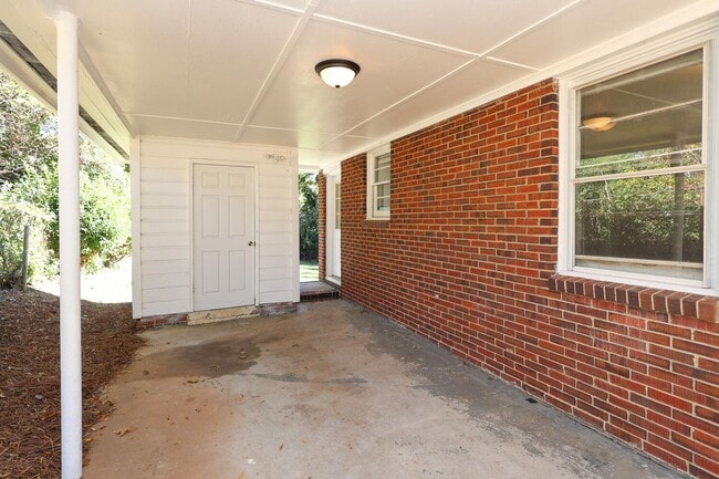 Building Photo - Newly renovated Ranch style 3 bedroom 1 ba...