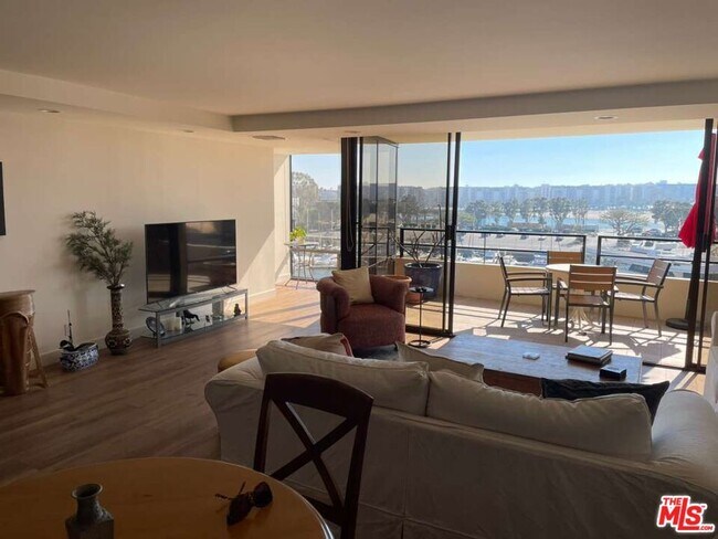 Building Photo - 4267 Marina City Dr