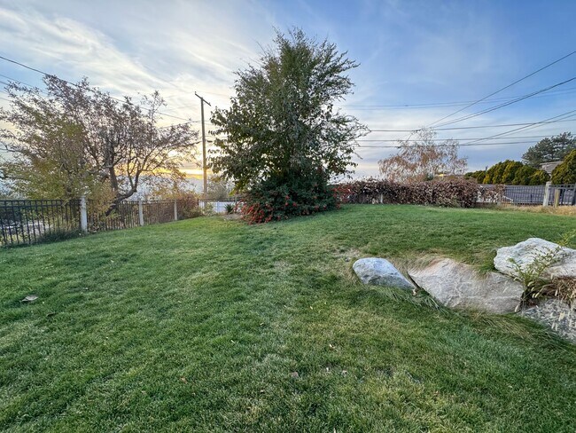 Building Photo - Beautiful duplex for rent near Capitol!