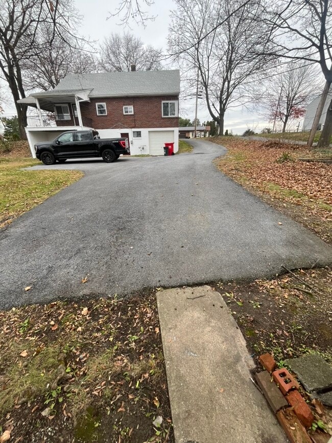 Building Photo - 602 E Maple St