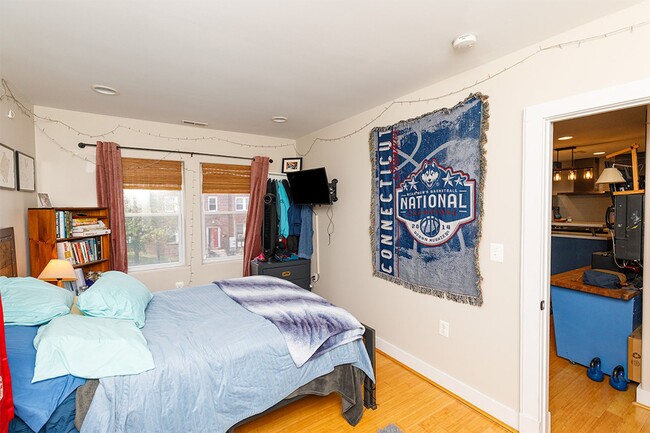Building Photo - Top Floor One Bed in Trinidad