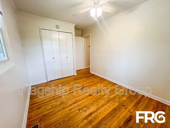Building Photo - 466 Circle Dr